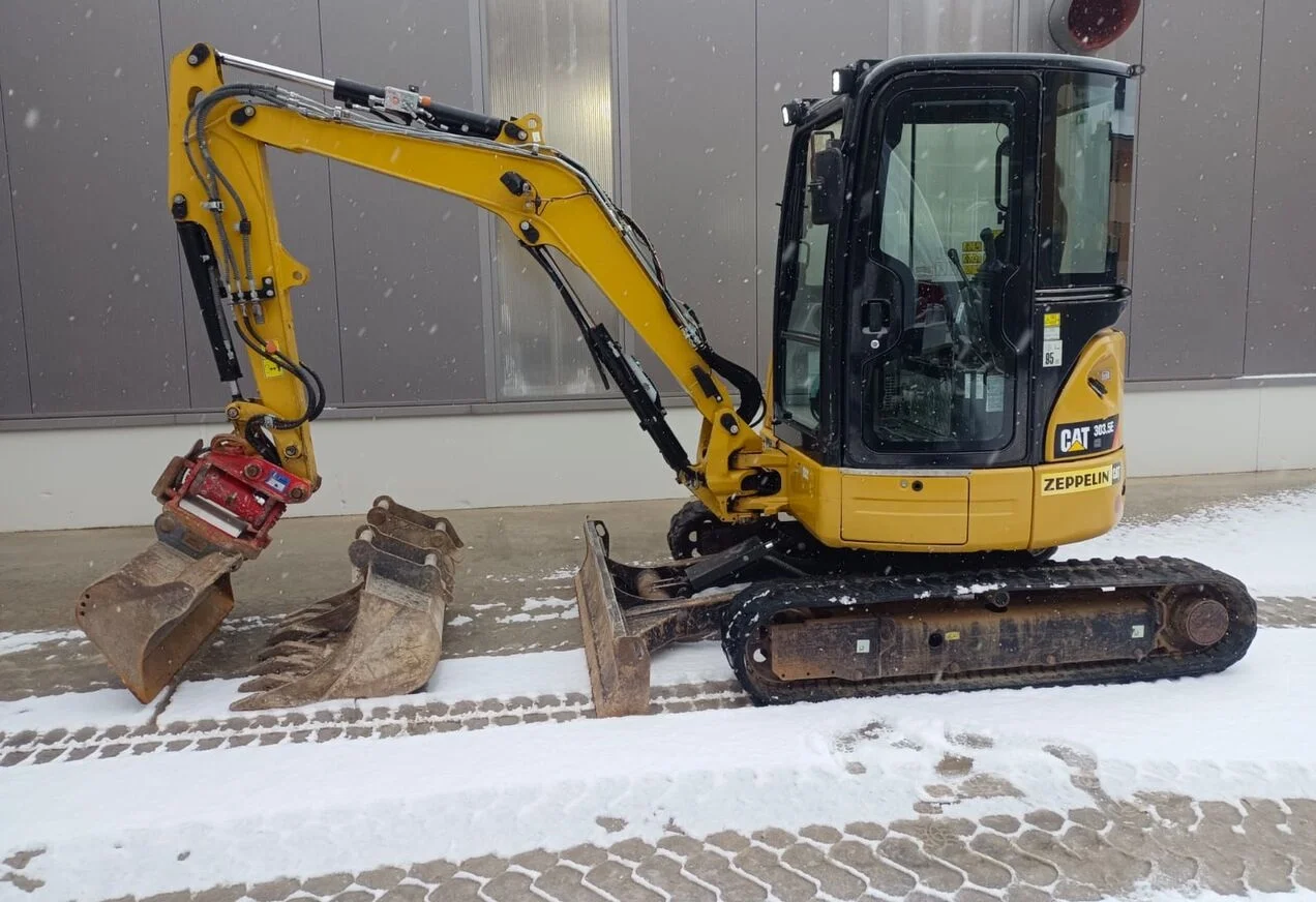 cat1.webp CATERPILLAR 303.5E, 3,5T + 3 LÖFFEL – Bild 1
