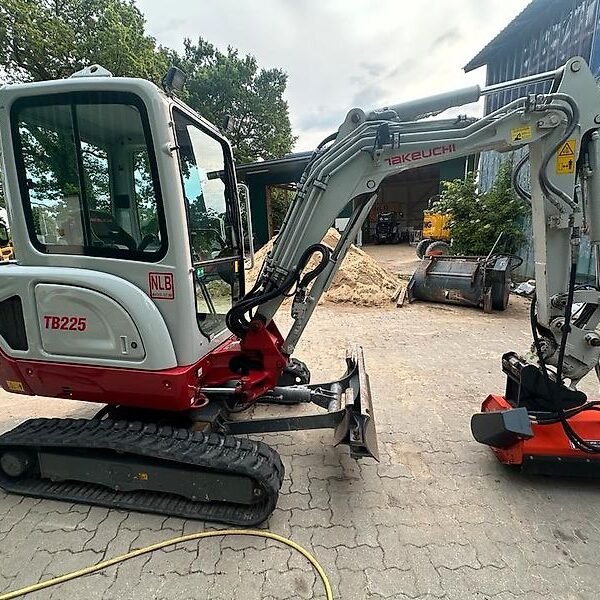 Takeuchi TB225 V4